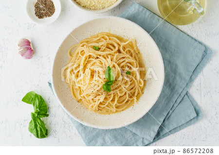 Cacio e pepe pasta. Spaghetti with parmesan cheese and pepper. 86572208