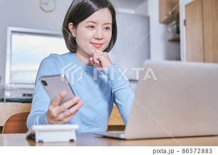 資産運用を考える若い女性 資産運用を考える若い女性 86572883