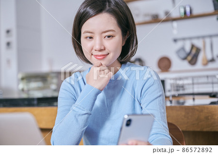 資産運用を考える若い女性 86572892