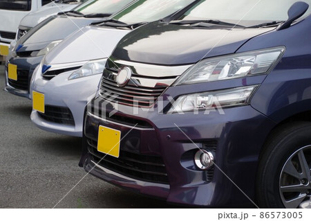 販売店に並ぶミニバン 中古車イメージ 販売店に並ぶミニバン 中古車イメージ 86573005