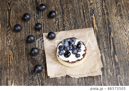tartlet with chocolate and buttercream with blueberries 86573505