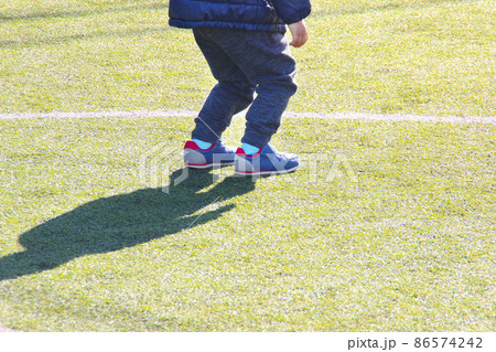 サッカーコートに立つ子供（3歳児/男の子） 86574242