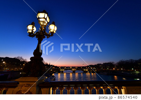 フランス、パリの夜景。アレクサンドル3世橋からの眺め、2022年1月24日撮影。 86574540