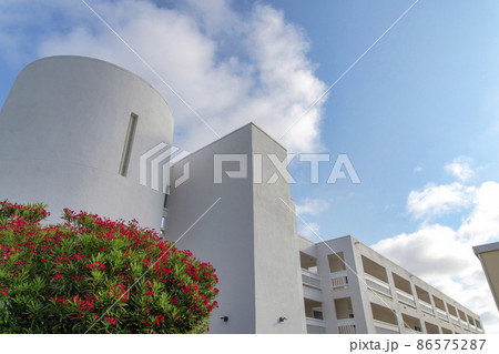 White complex building exterior at La Jolla, California White complex building exterior at La Jolla, California 86575287