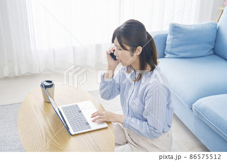 女性 困る 電話する リビング 女性 困る 電話する リビング 86575512