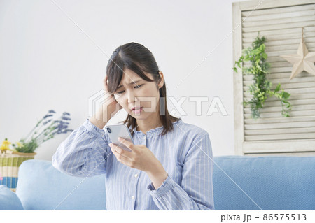 女性　困る　スマホ　リビング 86575513