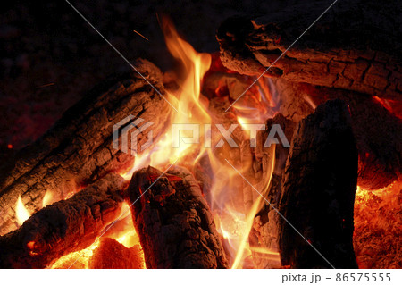 焚き火のクローズアップ　無人 86575555