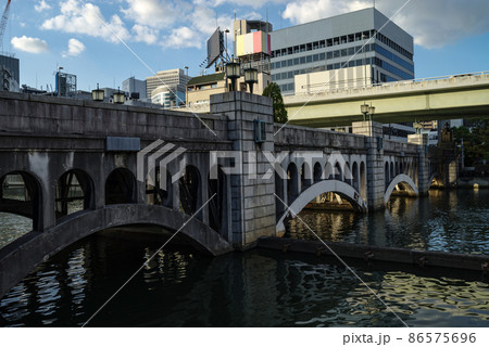 大阪中之島・堂島川に掛かる水晶橋 86575696