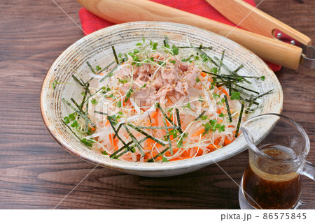 大根サラダ。大根と人参をピーラーで細めに削るのが楽な調理と食べやすさのポイント。ツナ缶を忘れずに。 大根サラダ。大根と人参をピーラーで細めに削るのが楽な調理と食べやすさのポイント。ツナ缶を忘れずに。 86575845