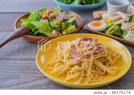 パスタ ペペロンチーノ テーブルウエア素材の写真素材