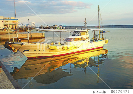 神戸の街風景 夕日を浴びる漁船 86576475