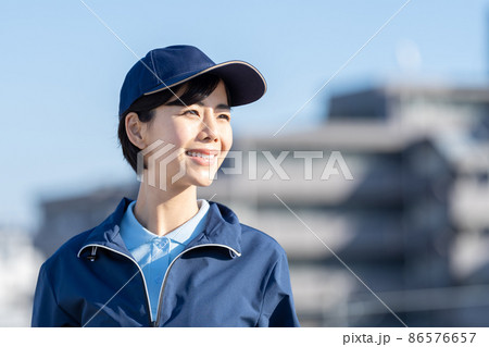 宅配ドライバーの女性 青空 宅配ドライバーの女性 青空 86576657