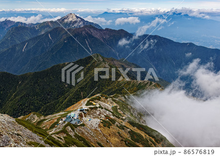 南アルプス・北岳稜線から見る雲湧く山並みと甲斐駒ヶ岳 86576819