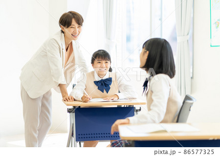 授業 女子中学生 先生 撮影協力:中央工学校附属日本語学校 授業 女子中学生 先生 撮影協力:中央工学校附属日本語学校 86577325