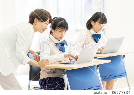 女子中学生 パソコン 教室 撮影協力:中央工学校附属日本語学校 女子中学生 パソコン 教室 撮影協力:中央工学校附属日本語学校 86577334