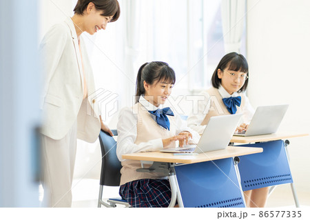 女子中学生 パソコン 教室  撮影協力：中央工学校附属日本語学校 86577335