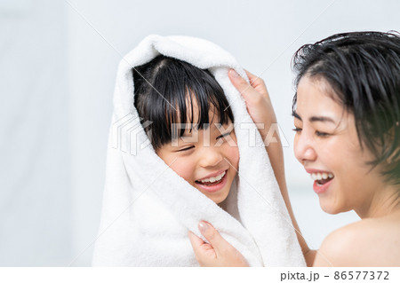 お風呂上がりに娘を拭く母親 86577372