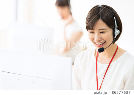 コールセンター　オペレーター　チーム　ビジネス　ビジネスマン　オフィス 86577687