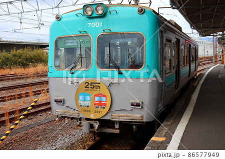吉原駅に停車中の岳南電車 7000形車両と25周年記念ヘッドマーク 86577949