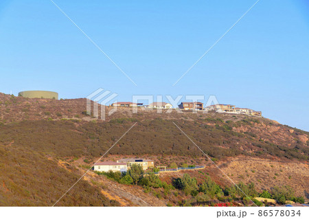 Residential area on a mountain with water reservoir on top at Double Peak Park 86578034