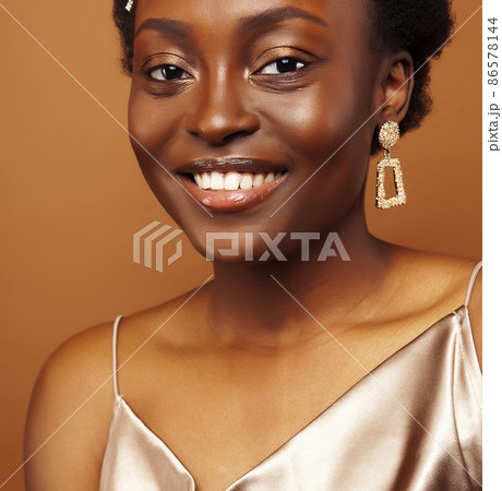 pretty young african american woman with curly hair posing cheerful gesturing on brown background, lifestyle people concept pretty young african american woman with curly hair posing cheerful gesturing on brown background, lifestyle people concept 86578144