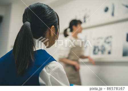 美大予備校に通う高校生 86578167