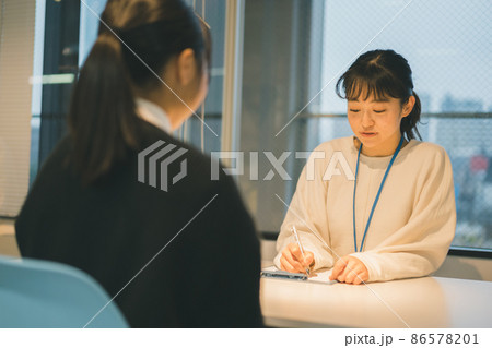面談をする先生と中学生(高校生) 86578201