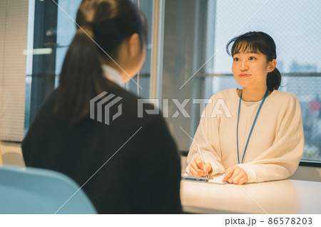 面談をする先生と中学生(高校生) 面談をする先生と中学生(高校生) 86578203