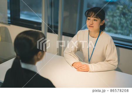 面談する先生と生徒 86578208