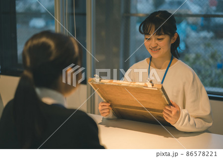 美大予備校で面接をする講師と生徒 86578221