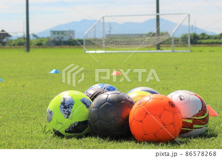 サッカー　芝生　マーカーコーン　ゴール　少年サッカー 86578268