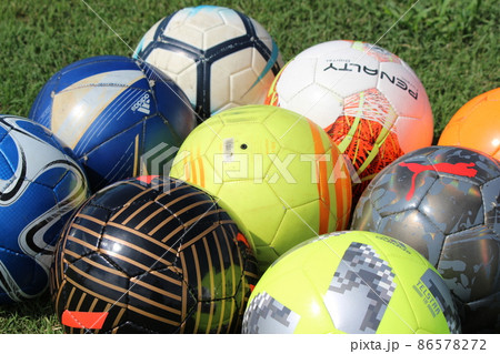 芝生 たくさんの種類 サッカーボールの集合写真 芝生 たくさんの種類 サッカーボールの集合写真 86578272