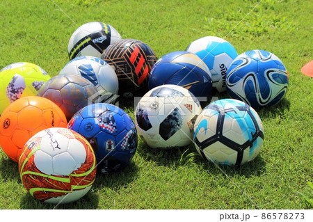 芝生　たくさんの種類　サッカーボールの集合写真 86578273