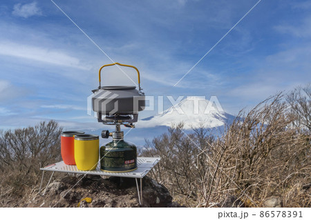 富士山をバックに山コーヒーを楽しむ 86578391