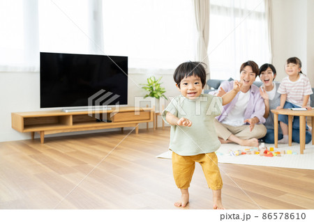 リビングではしゃぐ子供と家族 リビングではしゃぐ子供と家族 86578610