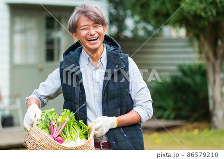ミドル男性　家庭菜園 86579210