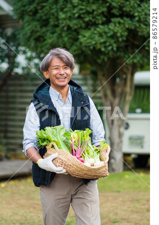 ミドル男性　家庭菜園 86579214