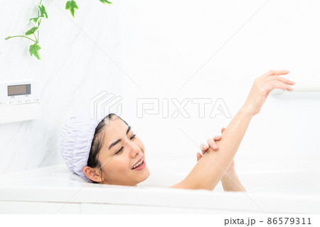 湯船でリラックスする女性 湯船でリラックスする女性 86579311