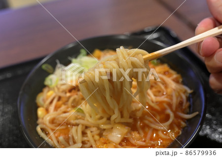 キムチ納豆ラーメンの麺（岩手県盛岡市） 86579936