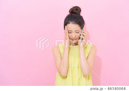 スマホ 女性 ピンク背景 スマホ 女性 ピンク背景 86580068