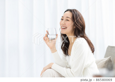 水を飲む女性 水を飲む女性 86580069