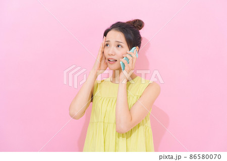 スマホ 女性 ピンク背景 スマホ 女性 ピンク背景 86580070