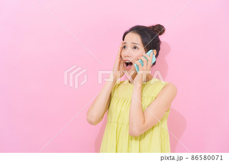 スマホ 女性 ピンク背景 スマホ 女性 ピンク背景 86580071