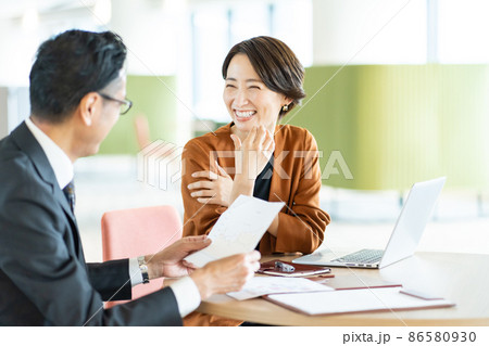 打ち合わせをするビジネスウーマン　撮影協力 : LINK FOREST 86580930