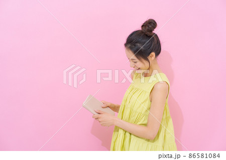 20代女性　ピンク背景　スタジオ 86581084