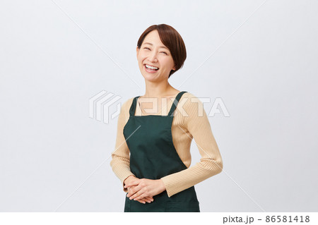 エプロン姿の女性 スタッフ 店員 エプロン姿の女性 スタッフ 店員 86581418