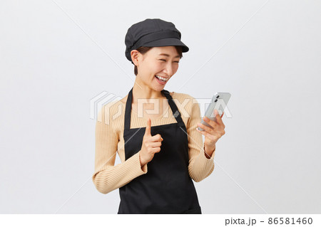 エプロン姿の女性　スタッフ　店員 86581460
