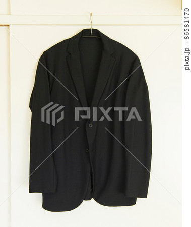 吊るされた黒いジャケット 吊るされた黒いジャケット 86581470