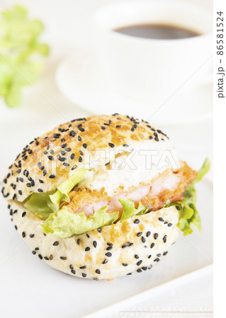 美味しい海老カツサンドとホットコーヒー 86581524