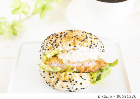 美味しい海老カツサンドとホットコーヒー 86581526